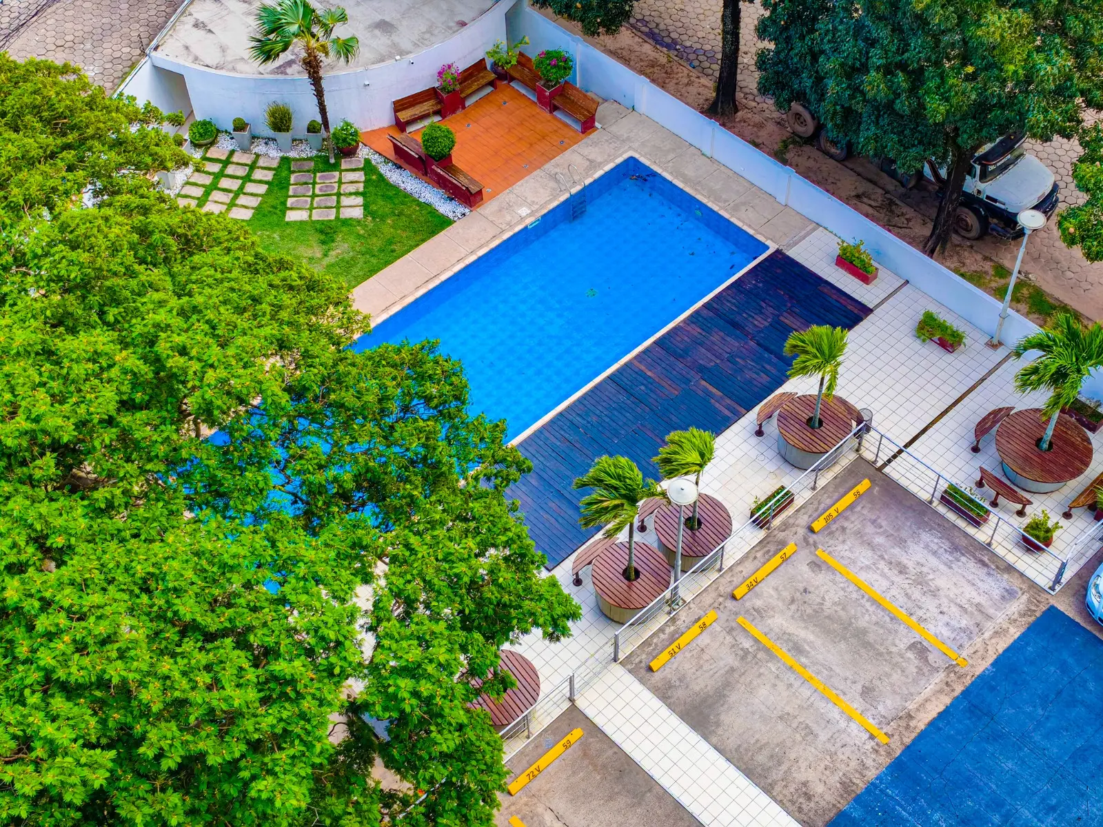 Vista aérea de la piscina y áreas verdes