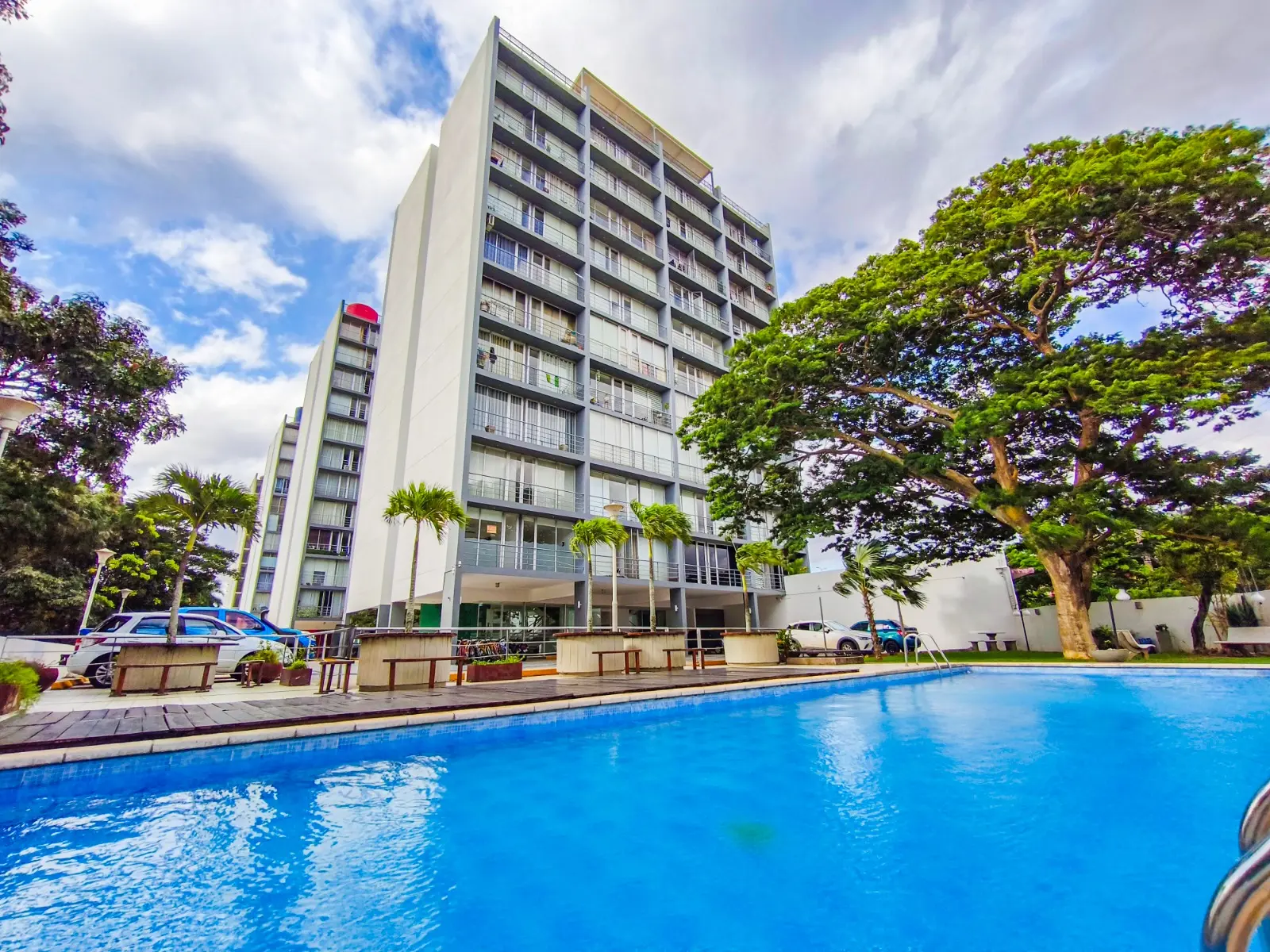 Torre residencial y piscina de Torres Urbari
